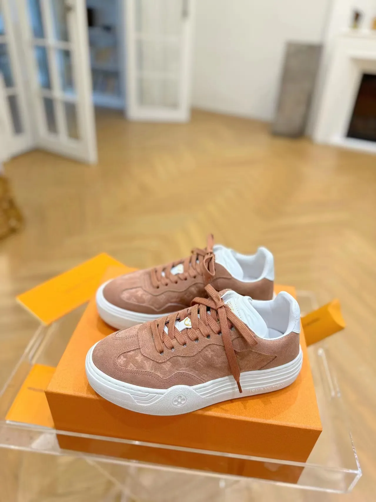 👟👟Ex-factory price 620👟👟Men's size +10 Same style for men and women🔥🔥𝐋𝐕 𝐃𝐢𝐬𝐜𝐨𝐯𝐞𝐫𝐲 2024 new sports shoes thick sole casual ❗️❗️ original purchase development and production LV Discovery lace-up shoes were unveiled at Louis Vuitton's fourth show. They are made of technical mesh fabric and metallic synthetic materials to create a streamlined design. Brand elements embellish the upper and lightweight rubber outsole, with technical shoelaces. Fabric: Original imported cowhide + technology mesh Inner lining: Original customized breathable mesh Sole: Original molded ultra-light rubber foam material Bottom thickness: 5.5CM Size: Women's 35-41 (41 customized), Men's 39-46, (45-46 customized)